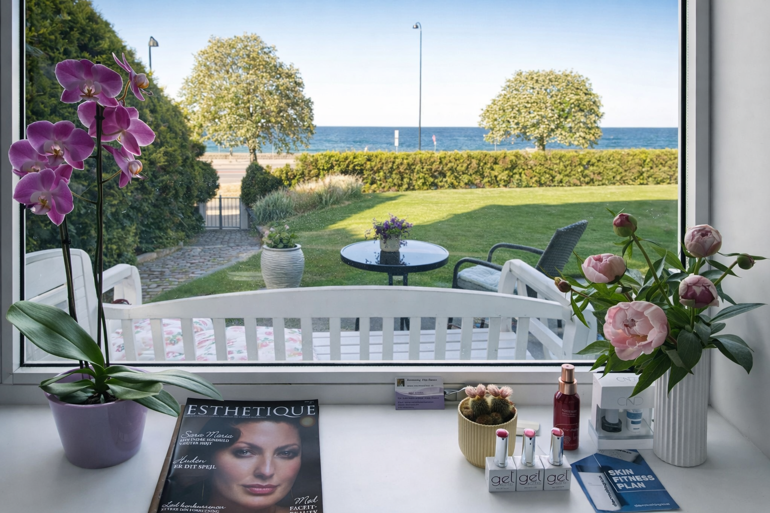 Vinduesmiljø med udsigt og klinikdetaljer hos New Look Skønhedsklinik