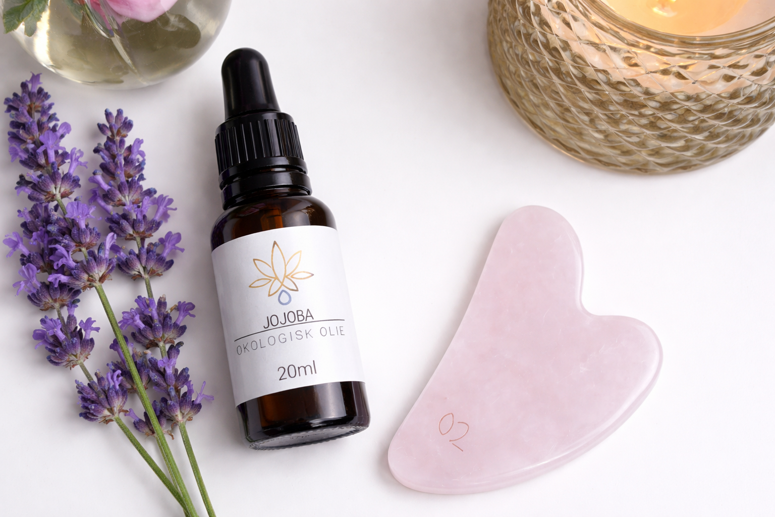 Produktfoto med jojobaolie i professionel billedstil