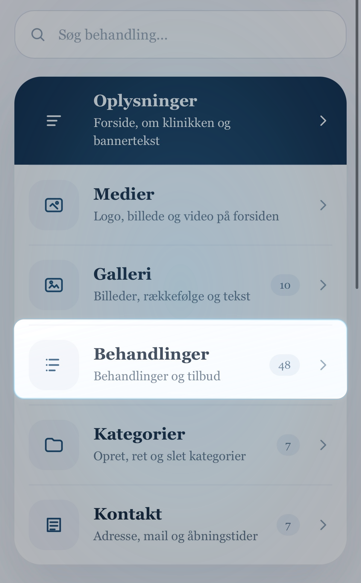Mobil admin med fokus på menupunktet Behandlinger