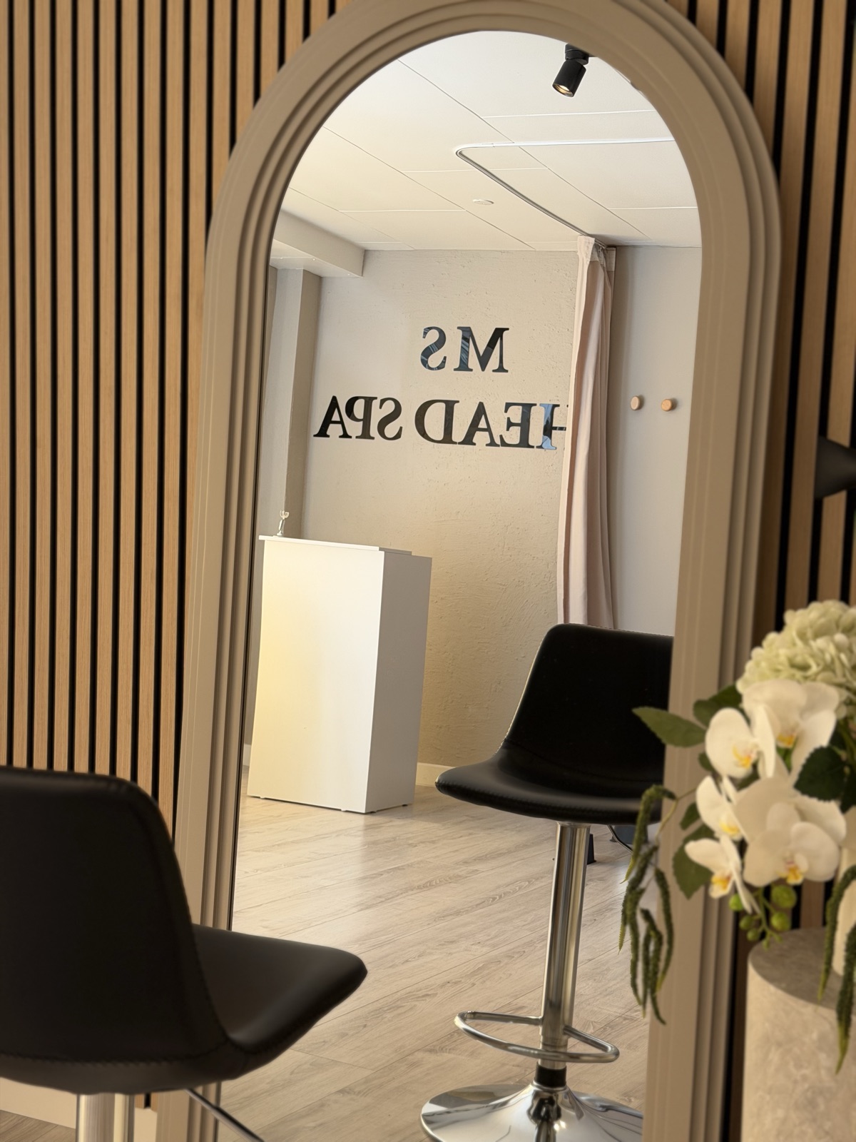 Den buede indgang og receptionen hos MS Head Spa Aalborg med MS Head Spa-skiltet